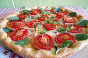 Aperitiv tarta cu branzeturi si rosii cherry
