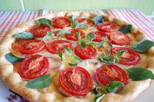 Aperitiv tarta cu branzeturi si rosii cherry