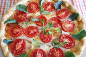 Aperitiv tarta cu branzeturi si rosii cherry