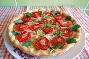 Aperitiv tarta cu branzeturi si rosii cherry