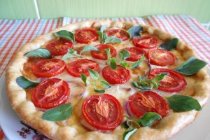 Aperitiv tarta cu branzeturi si rosii cherry