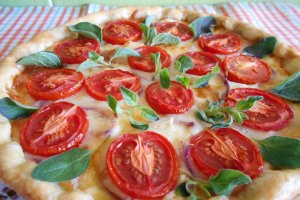 Aperitiv tarta cu branzeturi si rosii cherry