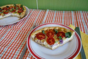 Aperitiv tarta cu branzeturi si rosii cherry