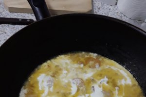 Paste cu creveti in sos alb si vin