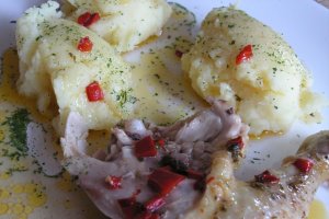 Pui umplut cu unt cu ierburi aromate la cuptor