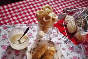 Desert rulouri cu crema de vanilie