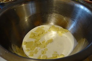 Desert fursecuri cu nuca si crema cu dulceata de zmeura