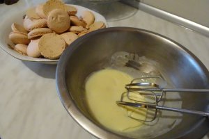 Desert fursecuri cu nuca si crema cu dulceata de zmeura