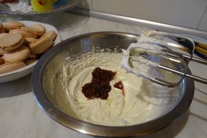 Desert fursecuri cu nuca si crema cu dulceata de zmeura