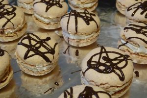 Desert fursecuri cu nuca si crema cu dulceata de zmeura