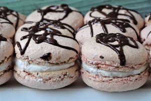 Desert fursecuri cu nuca si crema cu dulceata de zmeura