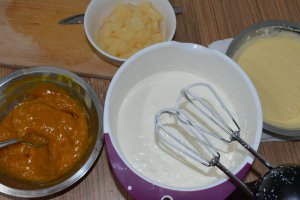 Desert tort cu macha, mousse de mango si crema de ciocolata alba cu pere