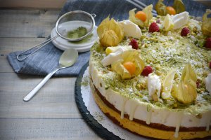 Desert tort cu macha, mousse de mango si crema de ciocolata alba cu pere