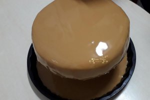 Desert tort cu glazura oglinda de caramel