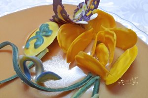 Desert tort cu glazura oglinda de caramel