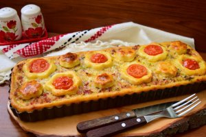 Aperitiv tarta cu aluat de cartofi si carne tocata