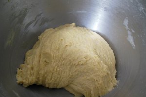 Desert cozonac coronita cu crema de nuca si fructe uscate