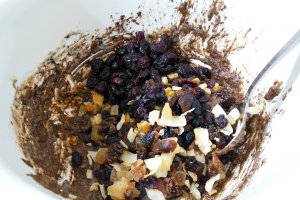 Desert cozonac coronita cu crema de nuca si fructe uscate