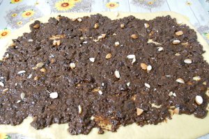 Desert cozonac coronita cu crema de nuca si fructe uscate