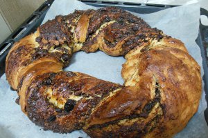 Desert cozonac coronita cu crema de nuca si fructe uscate