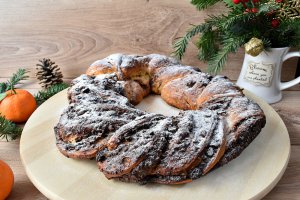 Desert cozonac coronita cu crema de nuca si fructe uscate
