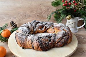 Desert cozonac coronita cu crema de nuca si fructe uscate