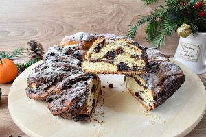 Desert cozonac coronita cu crema de nuca si fructe uscate