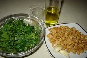 Piept de pui cu alune si patrunjel
