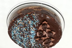 Desert tort cu piscoturi, mousse de ciocolata neagra si visine