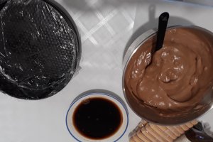 Desert tort cu piscoturi, mousse de ciocolata neagra si visine