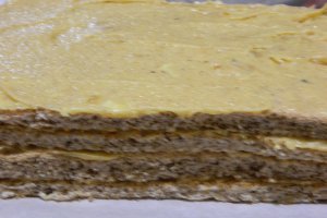 Desert prajitura cu blaturi din albusuri si crema de nuca caramelizata