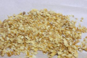 Desert prajitura cu blaturi din albusuri si crema de nuca caramelizata
