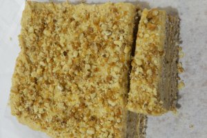 Desert prajitura cu blaturi din albusuri si crema de nuca caramelizata