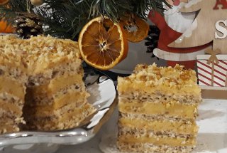Desert prajitura cu blaturi din albusuri si crema de nuca caramelizata