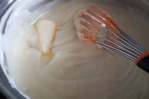 Desert prajitura cu migdale si crema de lapte cu ciocolata alba
