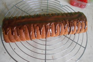 Desert pandispan cu nuca, glazurat cu ciocolata