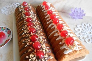 Desert pandispan cu nuca, glazurat cu ciocolata