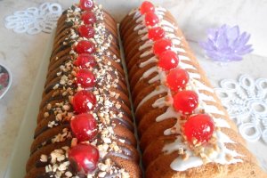 Desert pandispan cu nuca, glazurat cu ciocolata