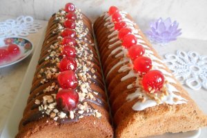 Desert pandispan cu nuca, glazurat cu ciocolata