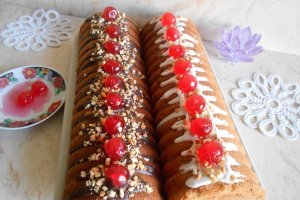 Desert pandispan cu nuca, glazurat cu ciocolata