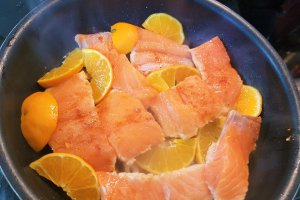 Somon cu mandarine in stil asiatic