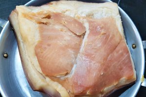 Jambon cu boia si usturoi fiert in zeama de varza acra
