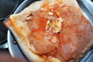 Jambon cu boia si usturoi fiert in zeama de varza acra