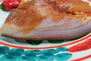 Jambon cu boia si usturoi fiert in zeama de varza acra