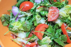 Salata cu oua, cascaval si frunze verzi