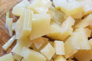Salata cu oua, cascaval si frunze verzi