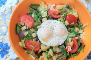 Salata cu oua, cascaval si frunze verzi