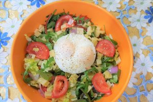 Salata cu oua, cascaval si frunze verzi
