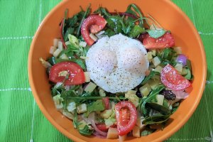 Salata cu oua, cascaval si frunze verzi