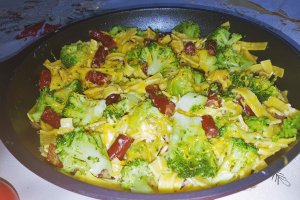 Tagliatelle cu broccoli, cheddar si sticks